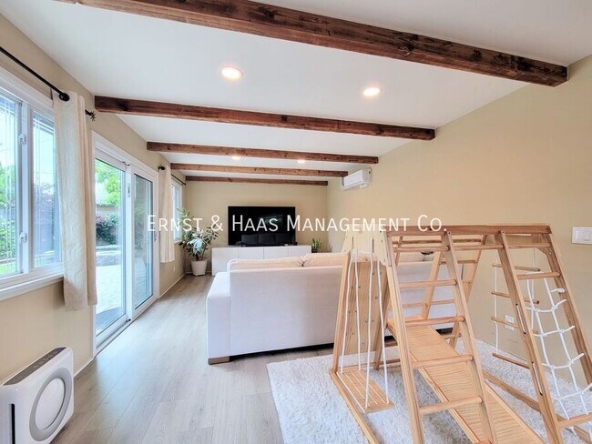 Building Photo - 2054 Pattiz Ave