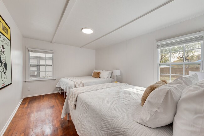 Building Photo - 202 Pine St