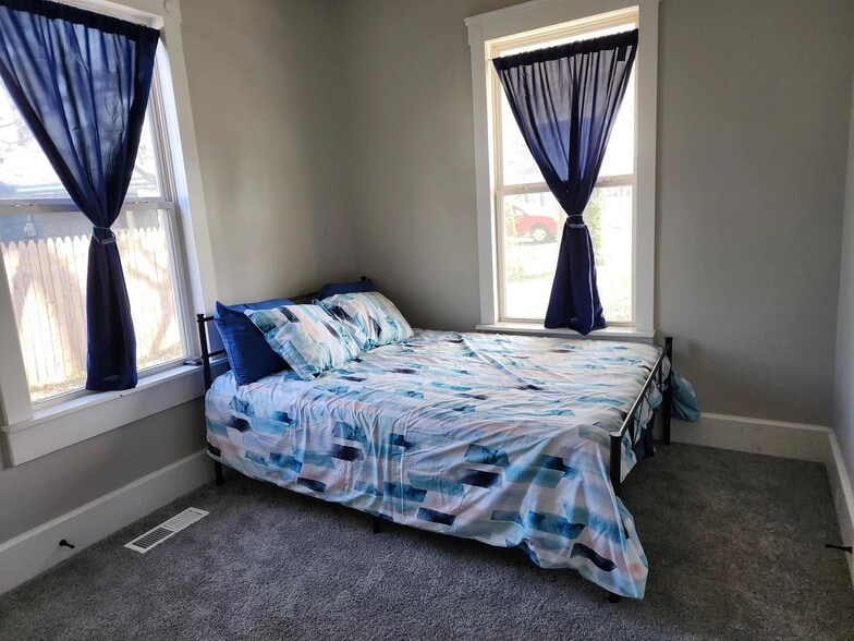 Building Photo - 1115 E 8th St