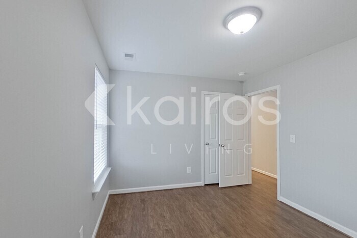 Building Photo - 922 12th Ln