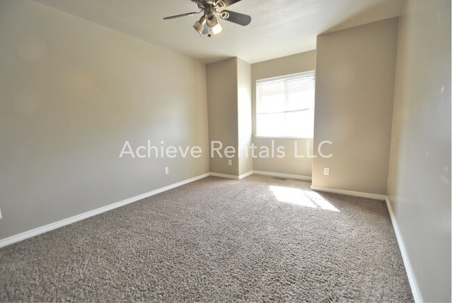 Building Photo - 564 800 E