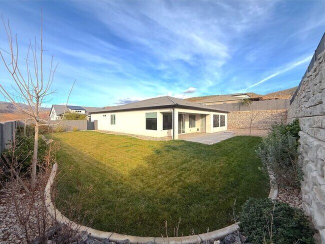 Building Photo - 3 bed, 2 bath home w/2 car garage