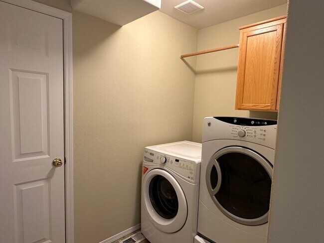 Building Photo - Spacious 3 Bedroom + 1 Bonus Room, 2 Bath House!