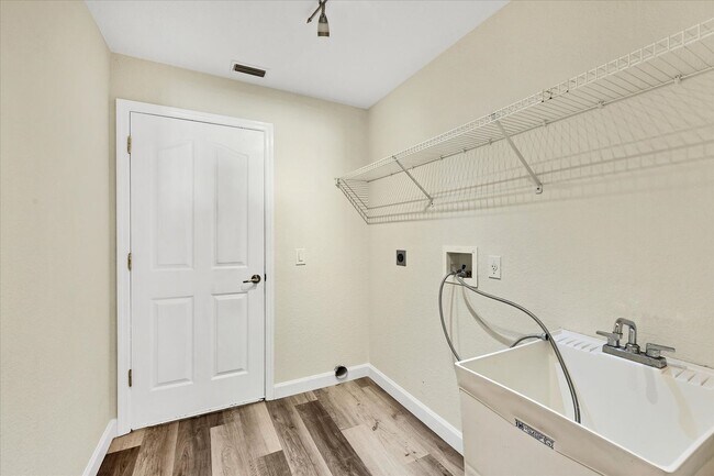 Building Photo - Annual Pool Home for Rent in Englewood