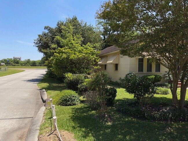 Building Photo - 2 bedrooms 1 bath - Large Yard