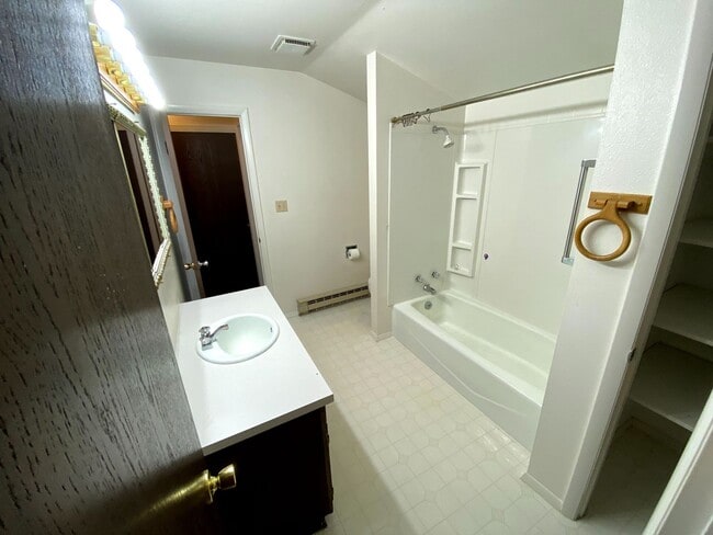 Building Photo - 3 Bedroom, 1.5 Bathroom Townhouse Next to High School and Middle School