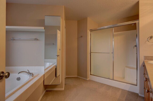 Building Photo - Bethany Single Family Home 4 Bed + Office 2.5 Bath!