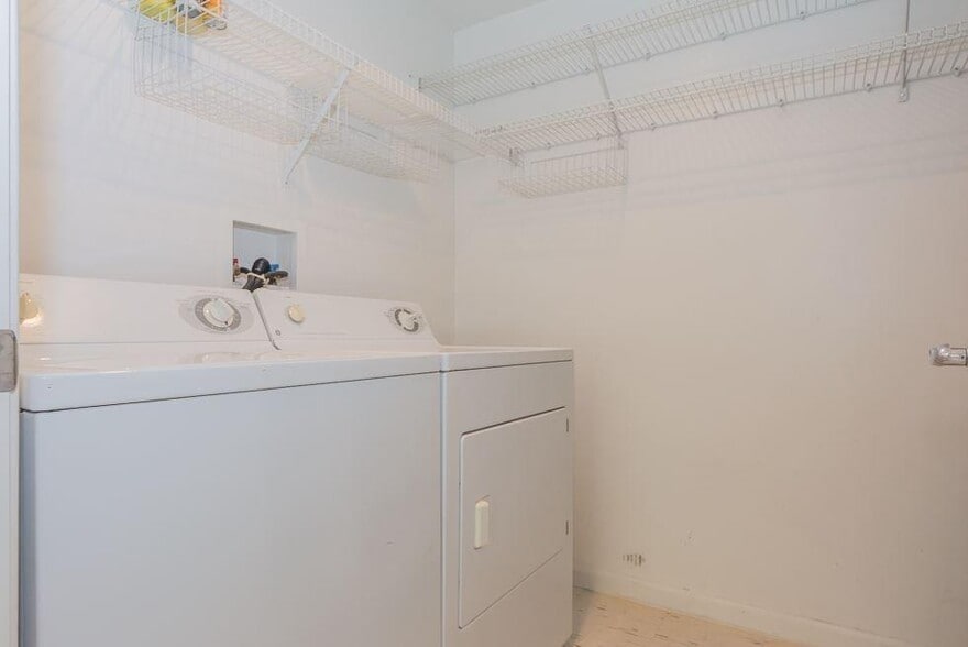 Building Photo - 5080 Fairways Cir