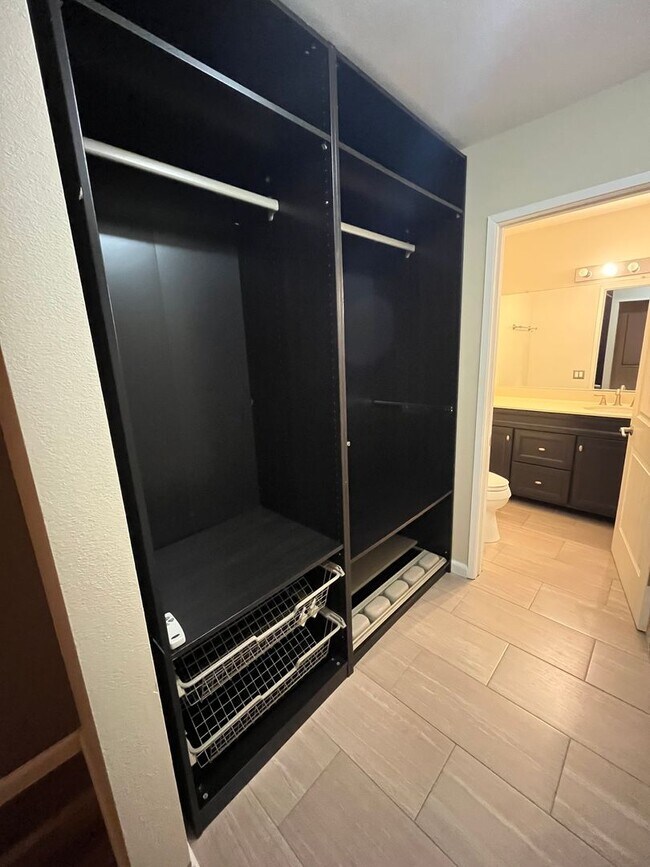 Building Photo - Darling 2+2 Condo W/Views + Amenities in g...
