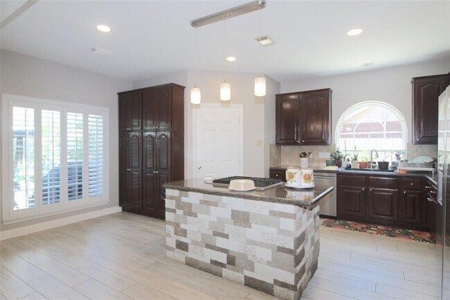 Building Photo - 2019 Rosalyn Ct
