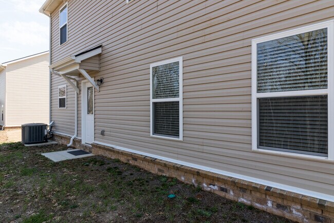 Building Photo - 4 BR/2.5 BA Home - A Rare Rental Between C...