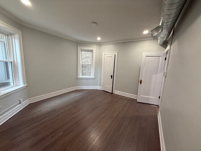 Building Photo - 2827 W Lunt Ave