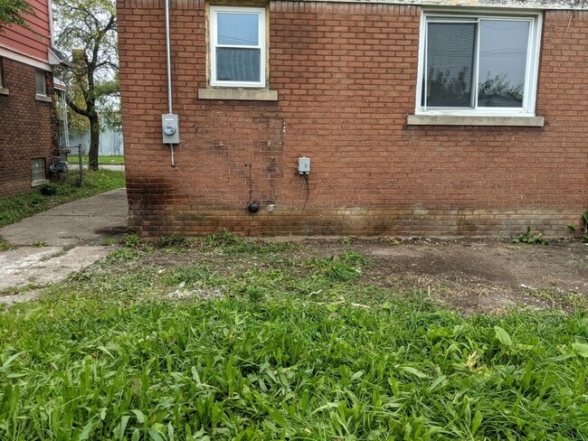 Building Photo - 9341 Roselawn- 3 BEDS & 1.5 BATH FOR RENT!