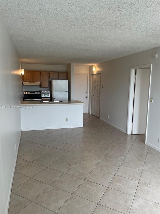Building Photo - 2771 Riverside Dr