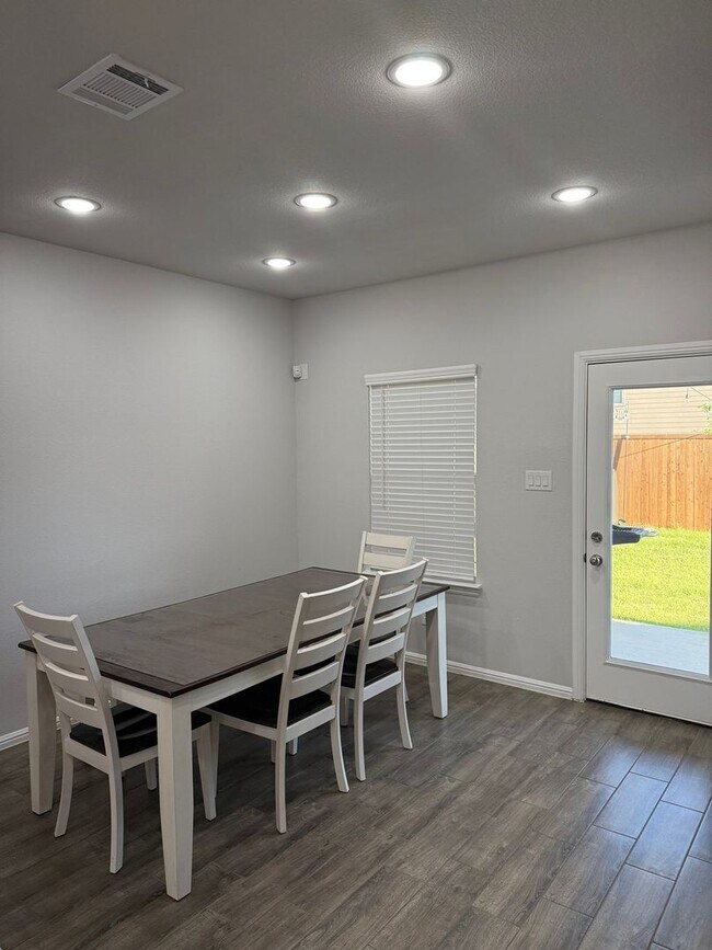 Building Photo - Spacious 5BR House in Pilot Point