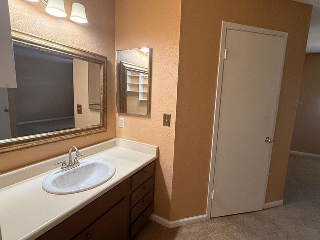 Building Photo - Beautiful 2 bedroom 1.5 Bathroom with atta...