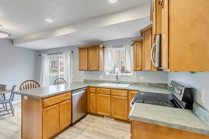 Building Photo - 7611 S Yellowwood Ln