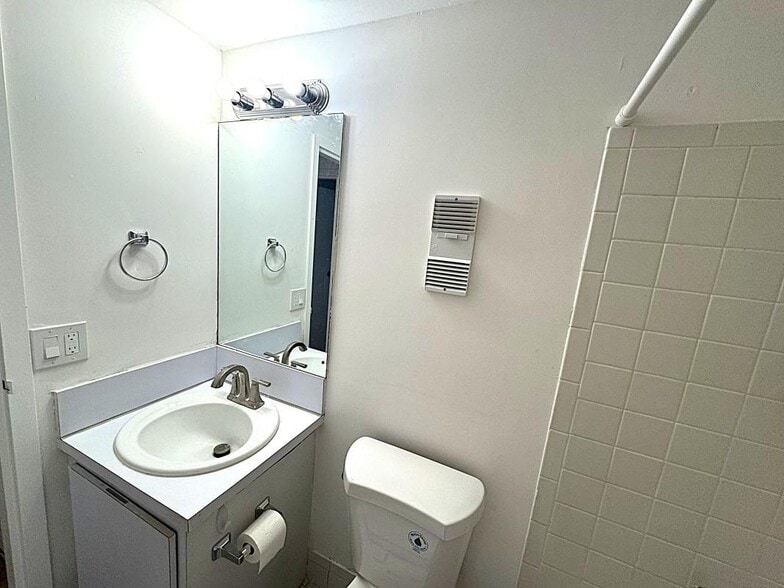 Building Photo - 8433 Forest Hills Dr