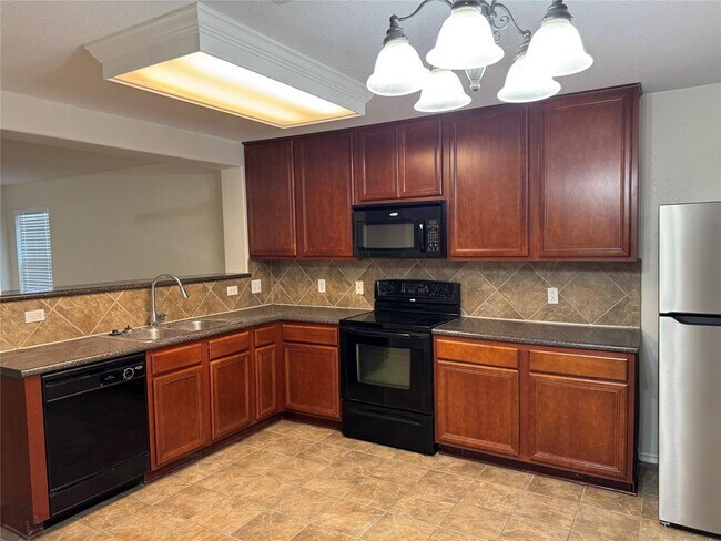 Building Photo - 5609 Viewpoint Dr