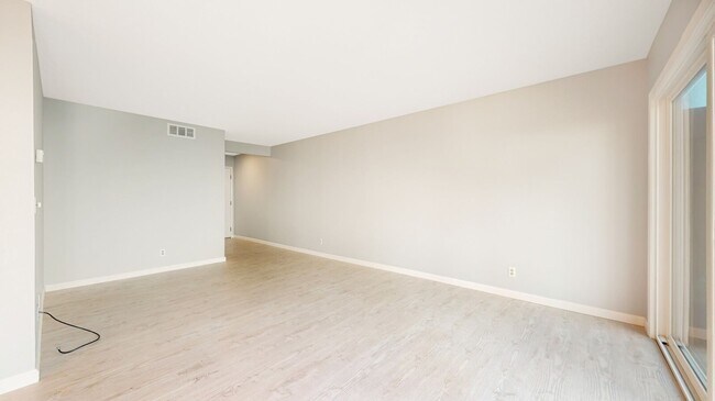 Building Photo - Sunnyvale Townhome, 3 beds 1.5 baths, Nice...