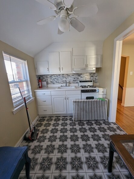 Building Photo - 1117 Logan Ave