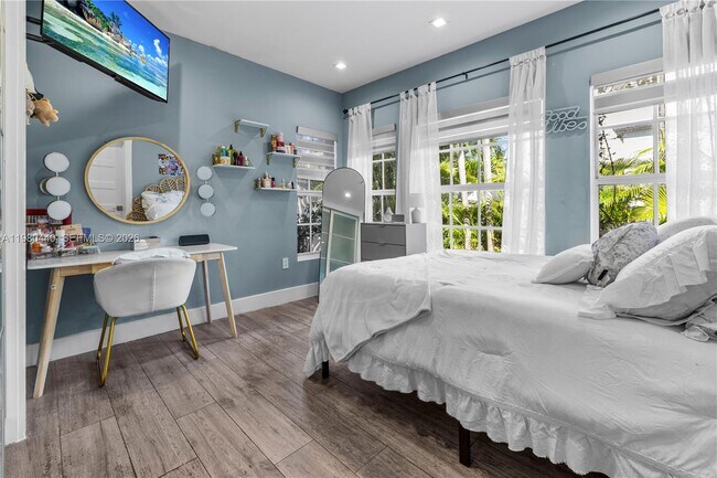 Building Photo - 1121 NE 85th St