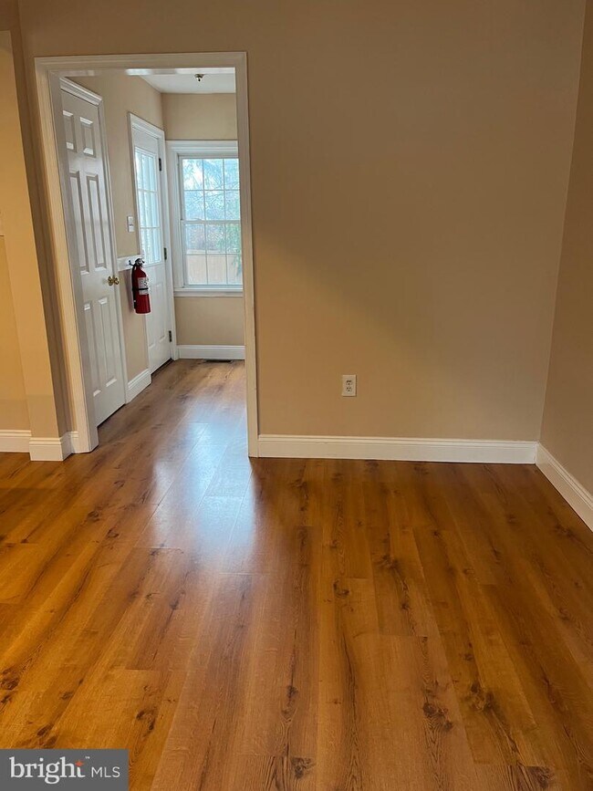 Building Photo - 102 Hillside Cir