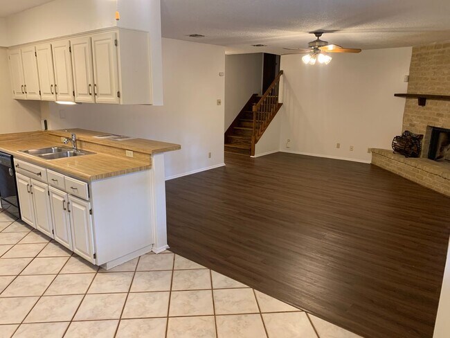 Building Photo - 9100 Tourney St