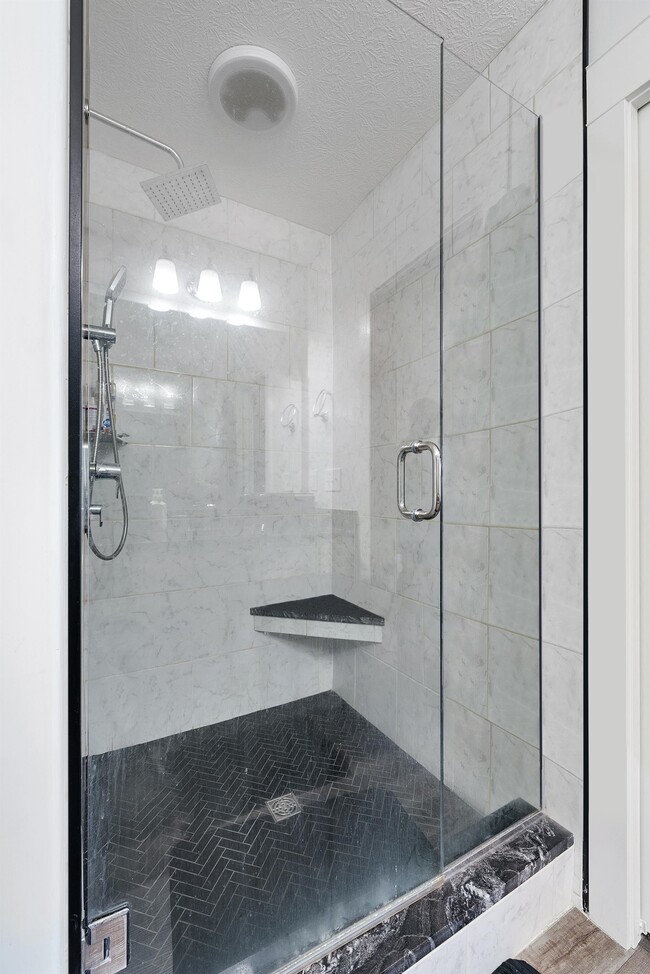 Building Photo - 1436 Indianola Ave