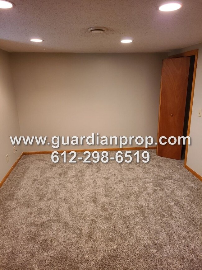 Building Photo - Updated House Near Hamline Available Septe...