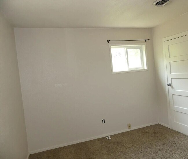 Building Photo - Thomas Duplex