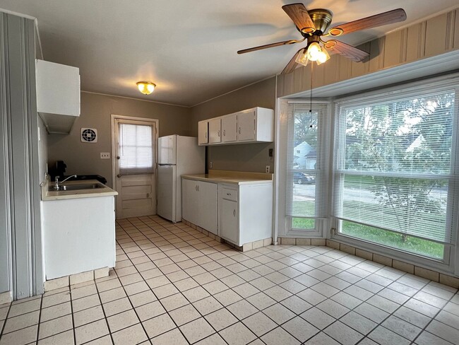 Building Photo - 3BR 1BA in Shady Lane - Covered Rear Porch and Covered Parking