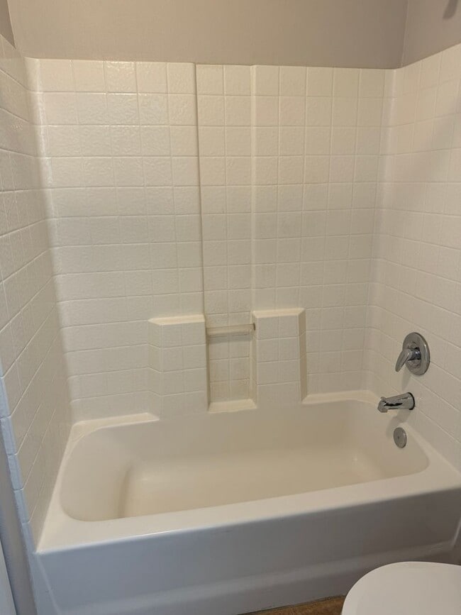 Building Photo - 3 bed 2 bath apartment
