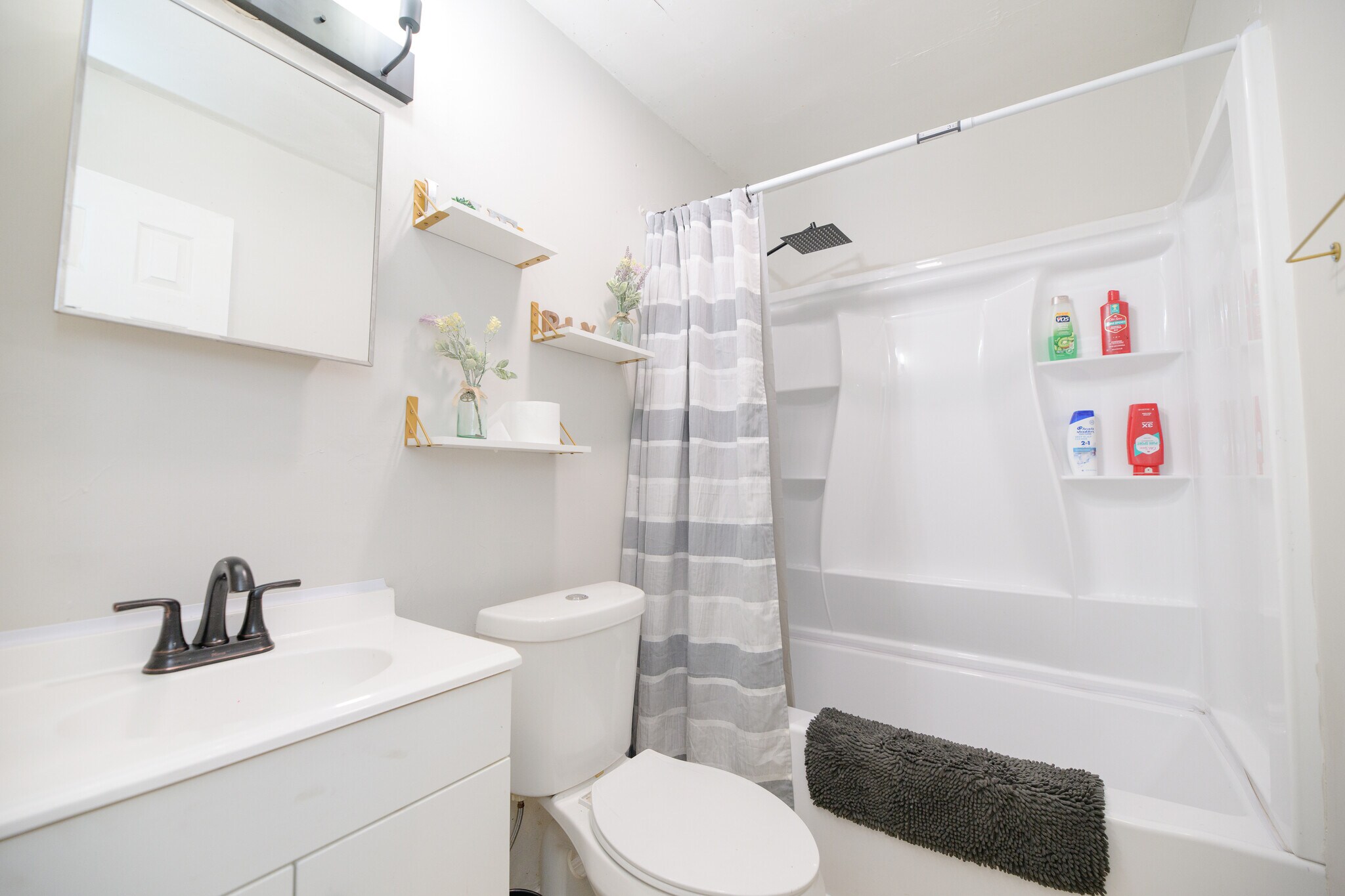 Building Photo - 834 C Ave