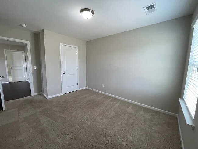 Building Photo - 5 Bedrooms 3 Bathrooms