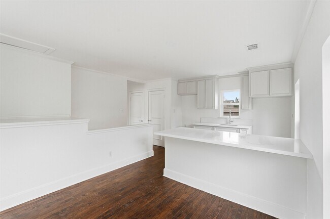 Building Photo - 612 W Alabama St