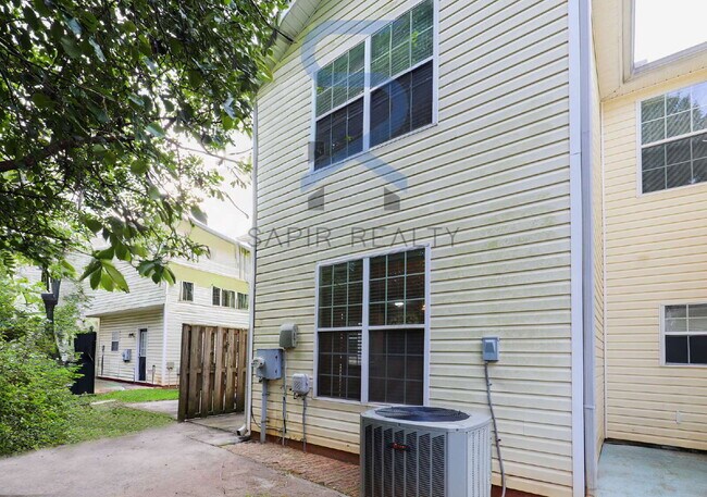 Building Photo - 2297 Nicole Dr