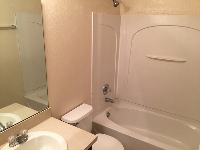 Building Photo - 3 bedroom townhouse in the desired Avalon Park