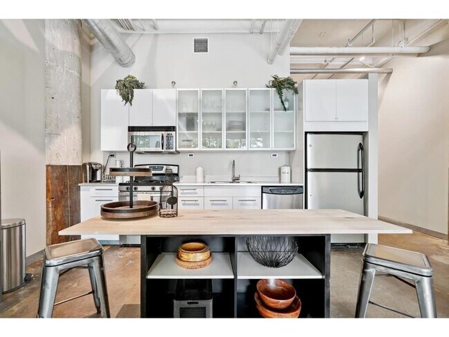 Building Photo - 700 N Washington Ave