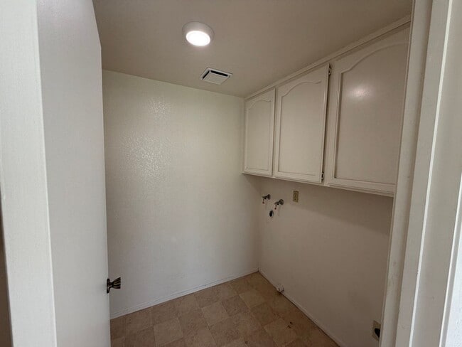 Building Photo - 3 Bed | 2.5 Bath | 2150SF | 2 Car Garage | Two Story | Tenant pays $190 for WS&G