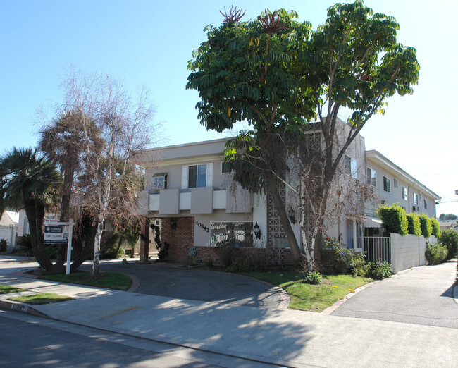 Primary Photo - 10842 Huston St