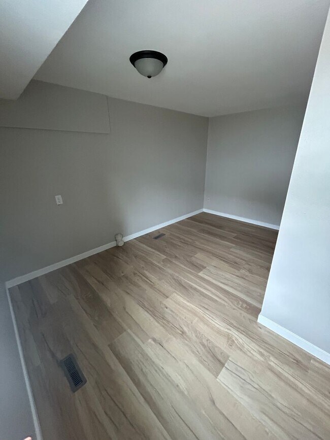 Building Photo - 513-513-513-512 Washington St