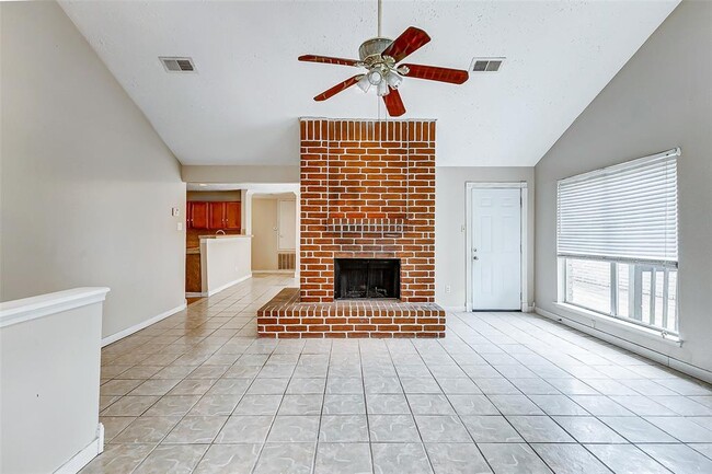 Building Photo - 2010 Hickory Glen Dr