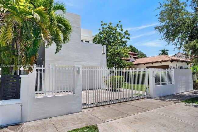 Building Photo - 745 SW 22nd Rd