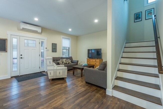 Building Photo - Black Mountain Rental!