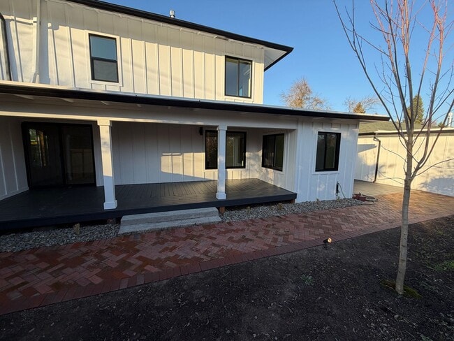 Building Photo - WAL2 - FULLY renovated 3 bed 1.5 bath Duplex on OAKWAY!