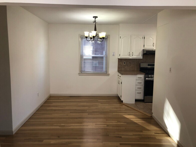 Building Photo - 9 Graywood Rd