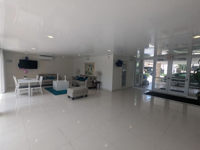 Building Photo - 220 Kings Point Dr
