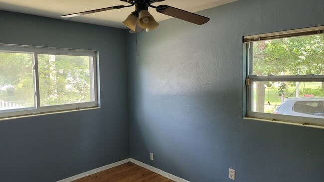 Building Photo - 4 Bedroom, 2 bath in Orlando. Fenced in ya...