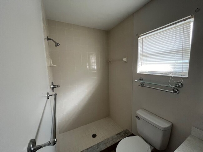 Building Photo - 4/2 home in Silver Spring Shores